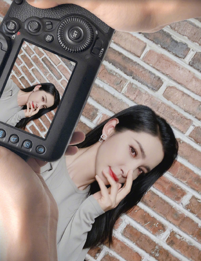 47岁李冰冰罕晒自拍,尖下巴夸张太抢镜,粉丝直呼差点认不出