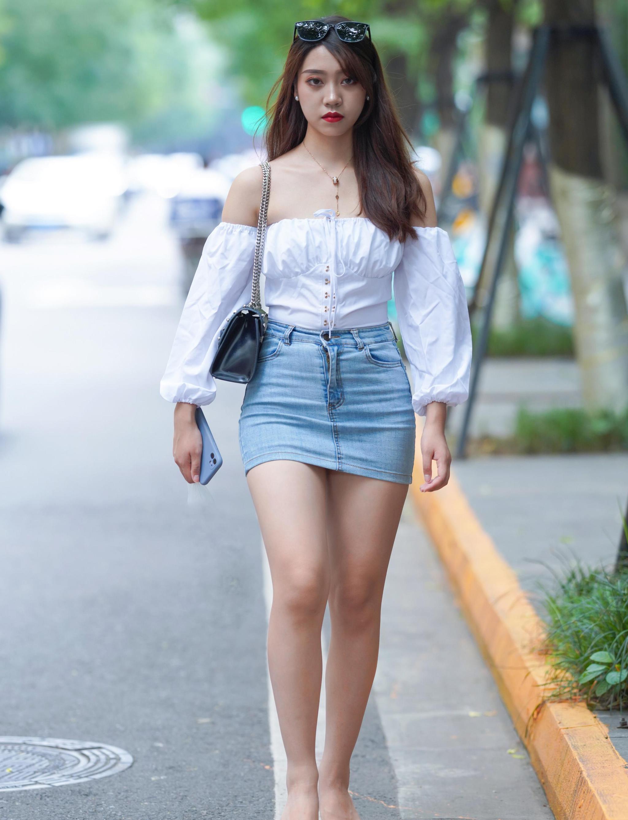 露肩上衣配牛仔短裙,这才是微胖小姐姐的穿搭典范