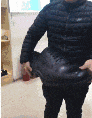 我问爸爸照片中站在他旁边的那位年轻叔叔是谁？他说那是你妈！休闲区蓝鸢梦想 - Www.slyday.coM