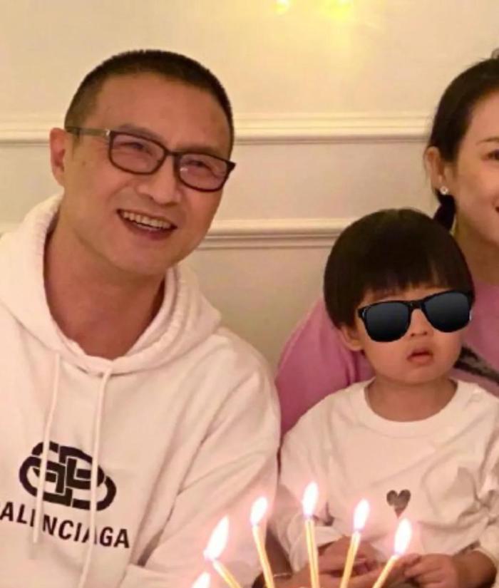 章子怡晒全家福为醒醒庆6岁生日小儿子罕见露正脸和汪峰很像