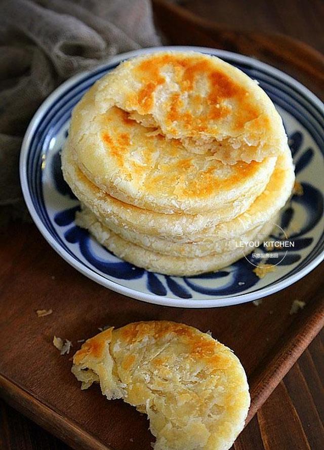 一样的材料这样烙饼又软又酥轻轻一碰就掉渣和点心一样好吃