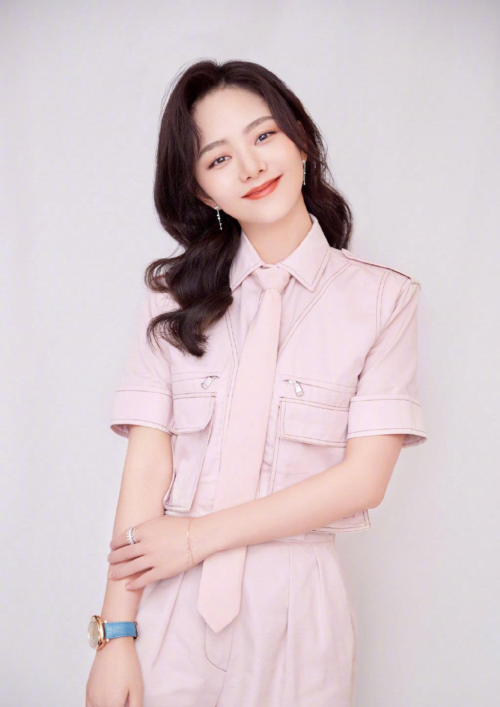 谭松韵一身粉色工装套装搭配波浪卷发,干练之中不失精致优雅