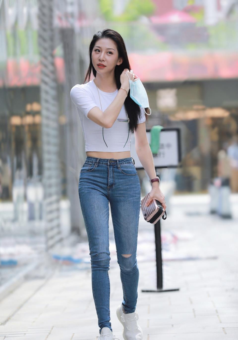 短款紧身白t加上牛仔裤,把腰部曲线勾勒出来,时尚又美丽_高清图集