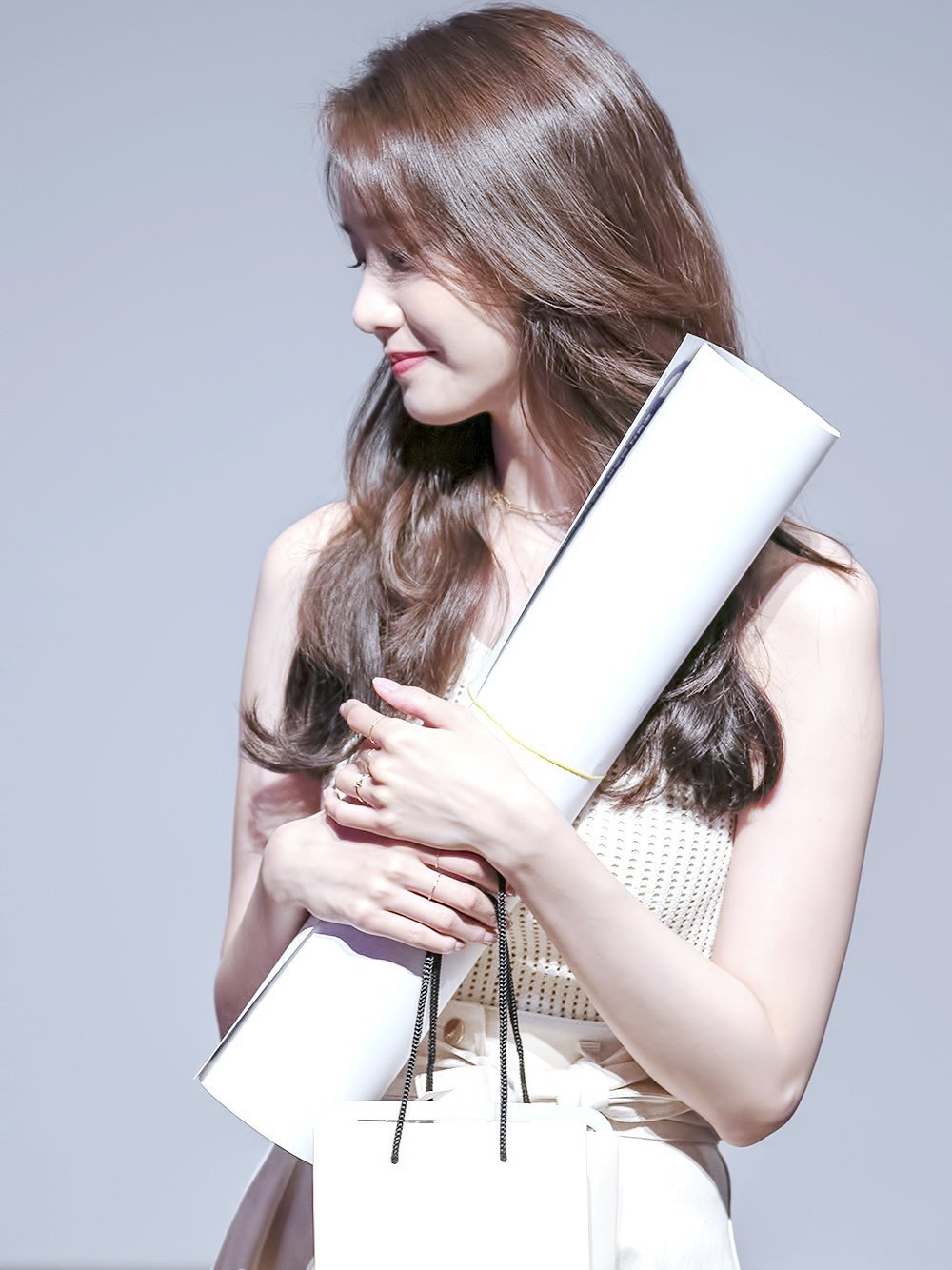 林允儿背带裤搭配麻花辫生图太能打了