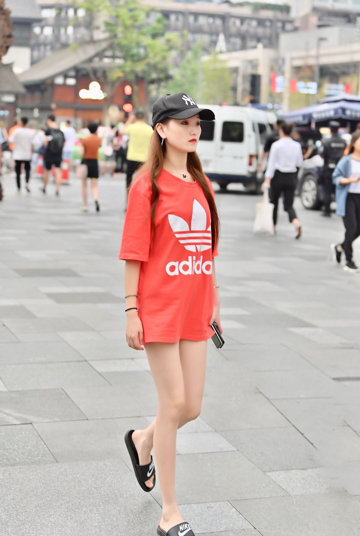 女生夏天最爱下装消失的穿法，太太太太显腿长，有种随性的时髦感