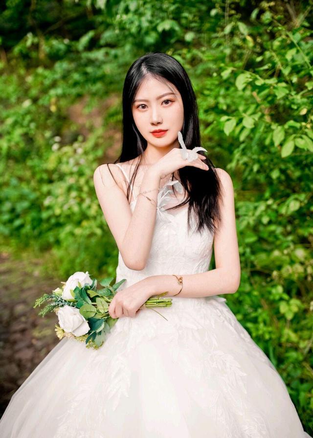 白色婚纱美丽大方气质高雅女神