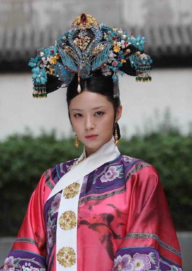 甄嬛传:入宫参选的秀女穿红着绿满头珠翠,编剧瞎扯能力一流