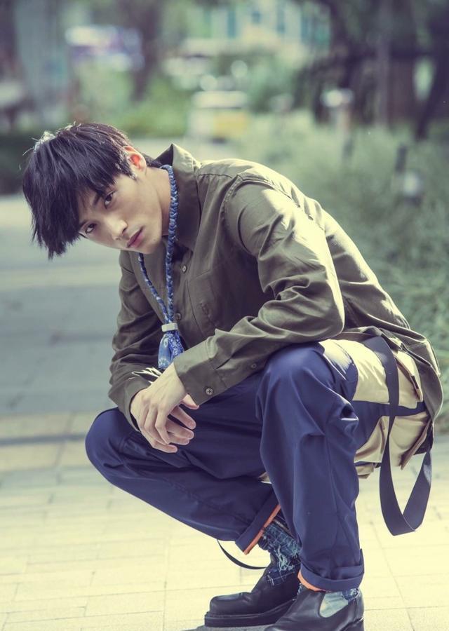 主演之一的陈彦名出道的第一部作品就是台湾耽美剧《深蓝与月光》,他