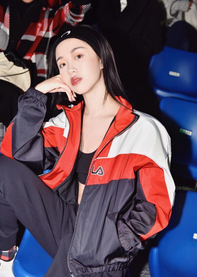 网红阿沁换风格了,穿婚纱化身黑天鹅,眼神"杀气"十足