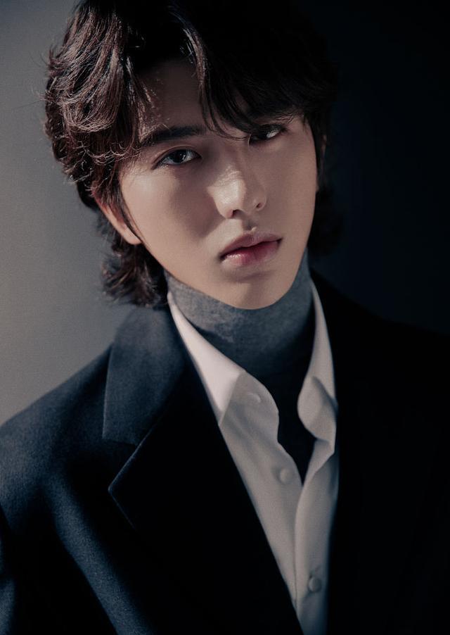 蔡徐坤狼尾发黑西装优雅绅士戴金丝眼镜添斯文魅力