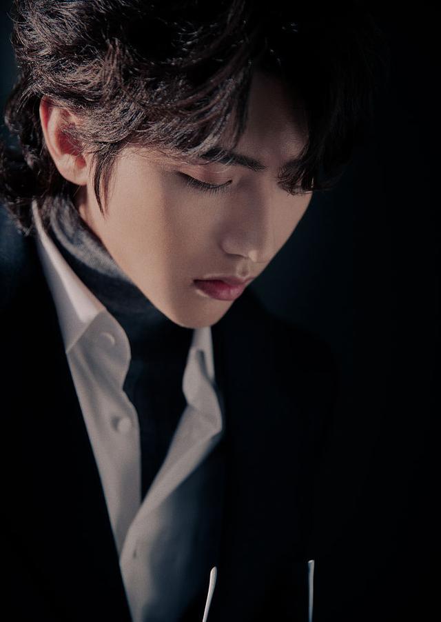 蔡徐坤狼尾发黑西装优雅绅士戴金丝眼镜添斯文魅力