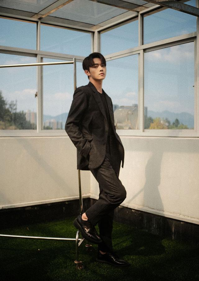 许凯西装更显肩宽男友力max凭栏俯视侧颜锋利帅气