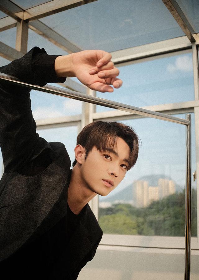 许凯西装更显肩宽男友力max凭栏俯视侧颜锋利帅气