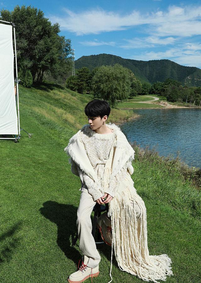 王俊凯徜徉大自然享受阳光微风玩彩色泡泡童趣十足变梦幻王子