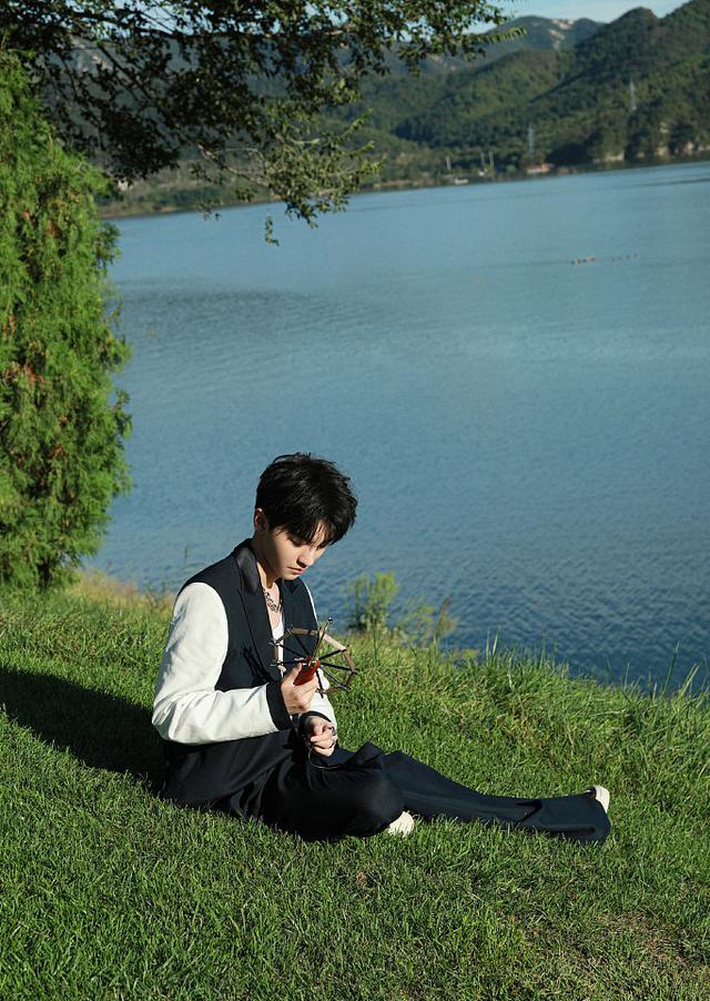 王俊凯徜徉大自然享受阳光微风玩彩色泡泡童趣十足变梦幻王子