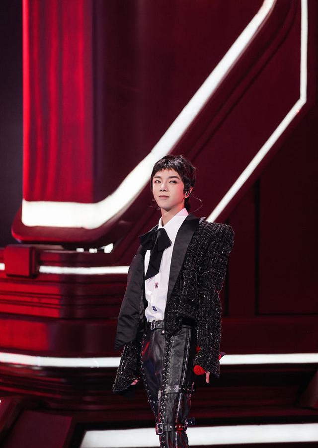 华晨宇黑色亮片垫肩西装搭皮裤摩登吸睛狼尾发型又酷又野