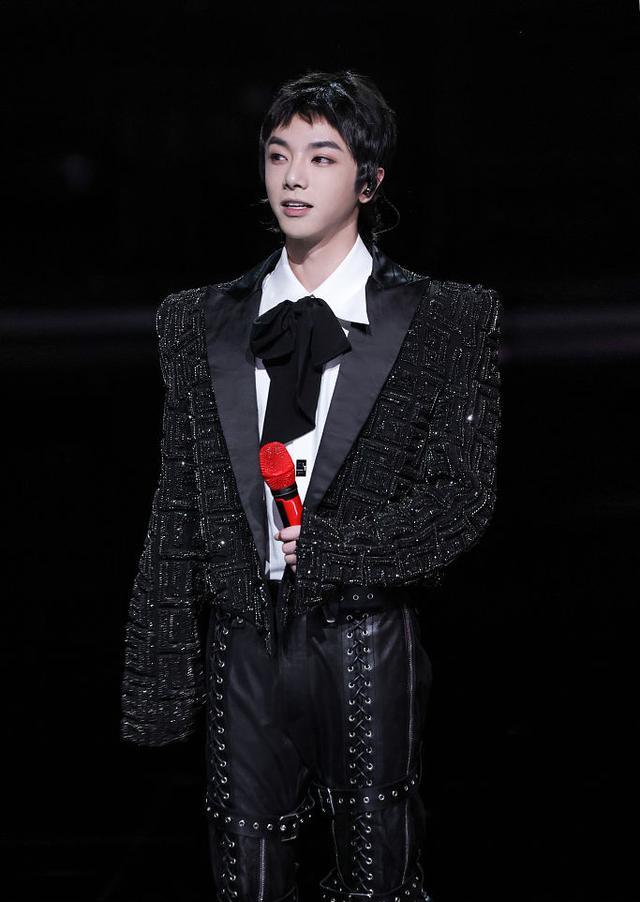 华晨宇黑色亮片垫肩西装搭皮裤摩登吸睛狼尾发型又酷又野