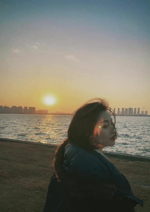 倪妮海边氛围随拍夕阳西下美女归我吧