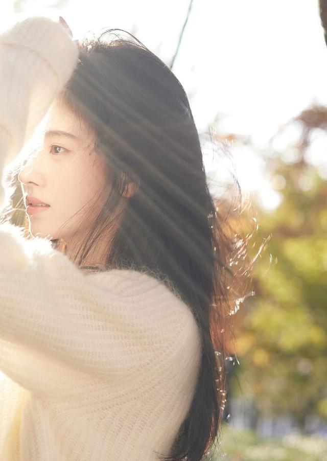 鞠婧祎秋冬枫叶大片氛围感满满穿白色针织戴耳机尽显文艺气质