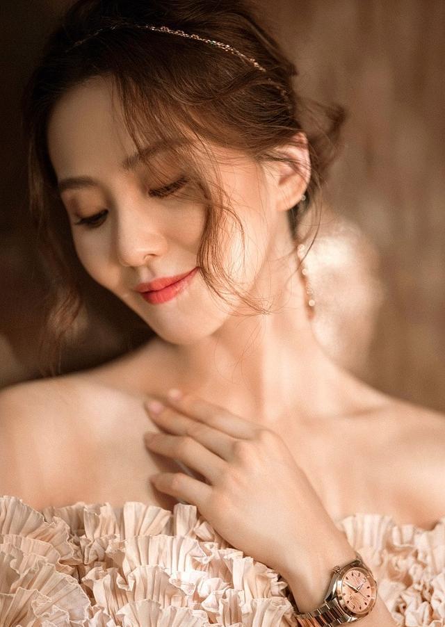 刘诗诗头发盘起秀香肩美背粉花抹胸裙满满浪漫感