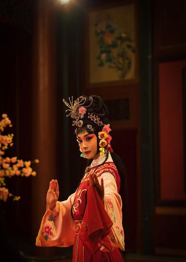 宋轶美艳扮相解锁新角色花旦甩手绢花姿态娇俏又柔媚