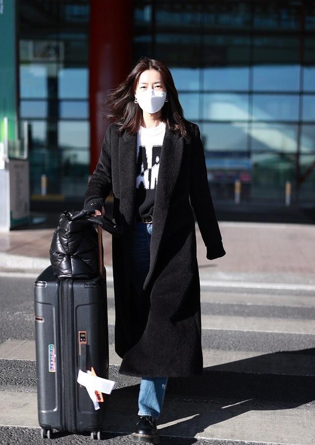 刘雯外披黑色大衣霸气疾走长发飘飘气场足