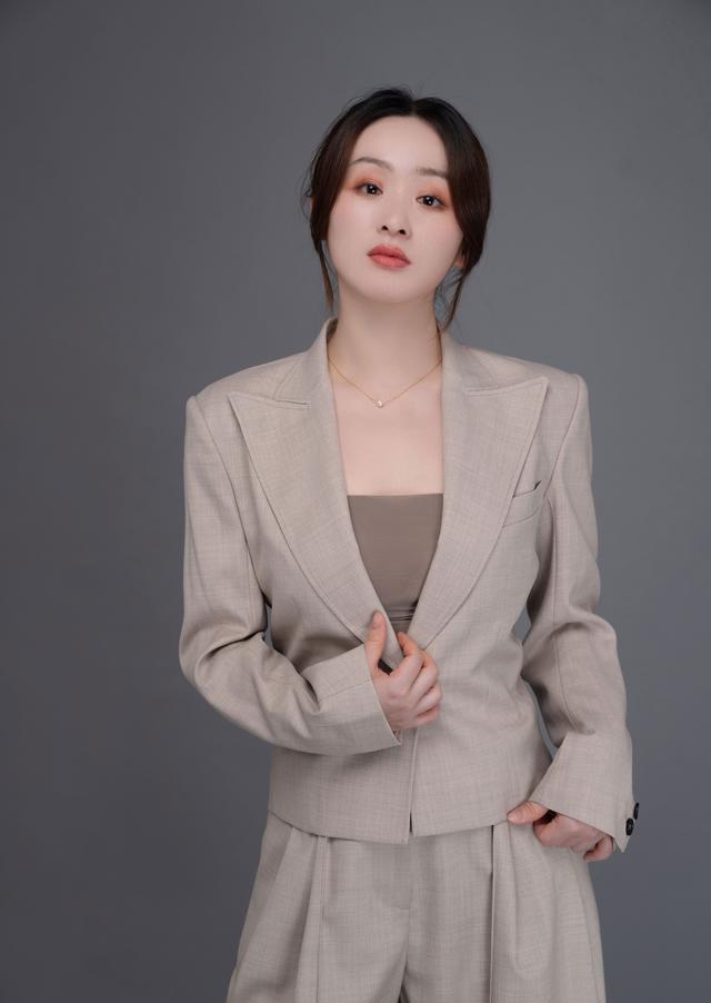 陈奕静日常通勤风写真大片曝光诠释别样知性格调