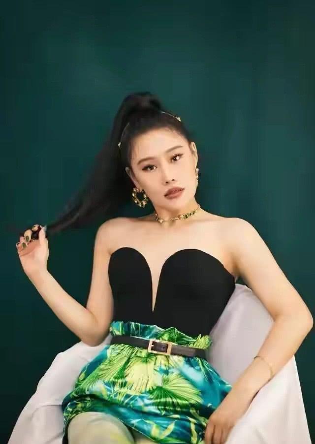 袁娅维,一个有着美好歌喉的姑娘.