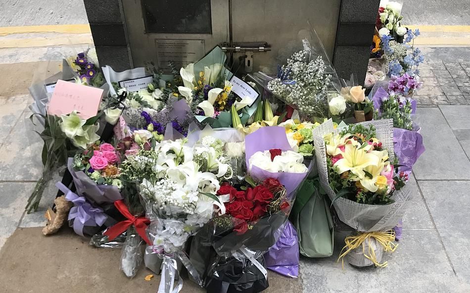 组图 张国荣逝世17周年粉丝送花缅怀写祭语纪念永远的哥哥