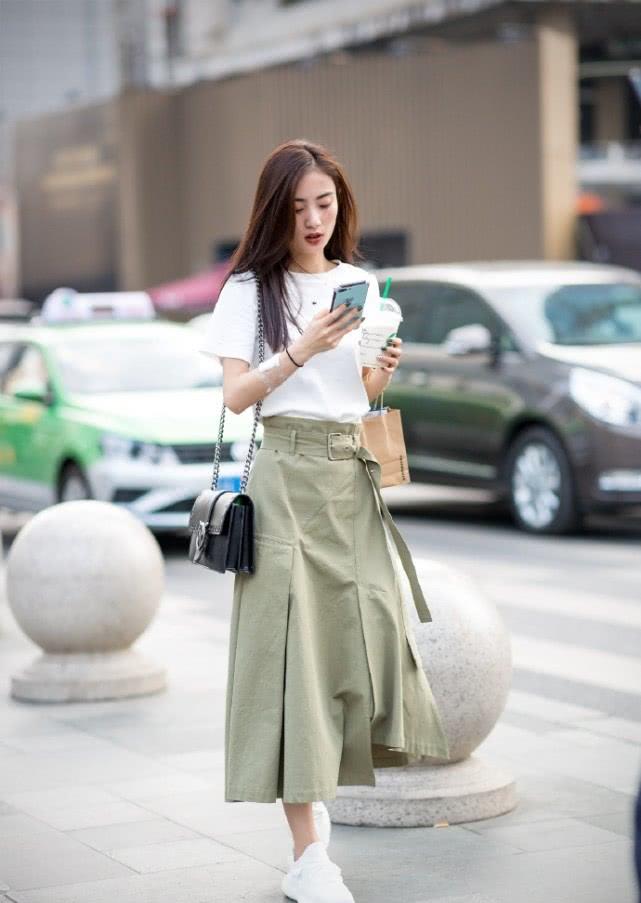 气质文雅的裙子搭配,能够彰显年轻风采,看上去格外的有魅力