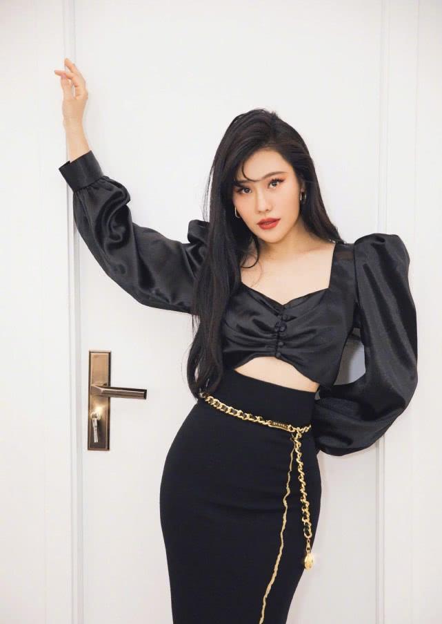 袁娅维的"花瓶"身材美绝了,抹胸礼服中间"开条缝",性感迷人.