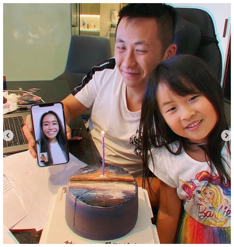 洗米华24岁儿子与女友隔空秀恩爱,女方比他大1岁,且身材更健硕