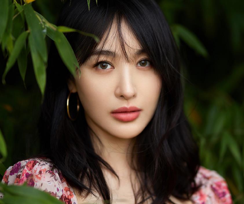 李菲儿晒黄晓明同款写真,穿碎花裙如18岁,baby真没法比