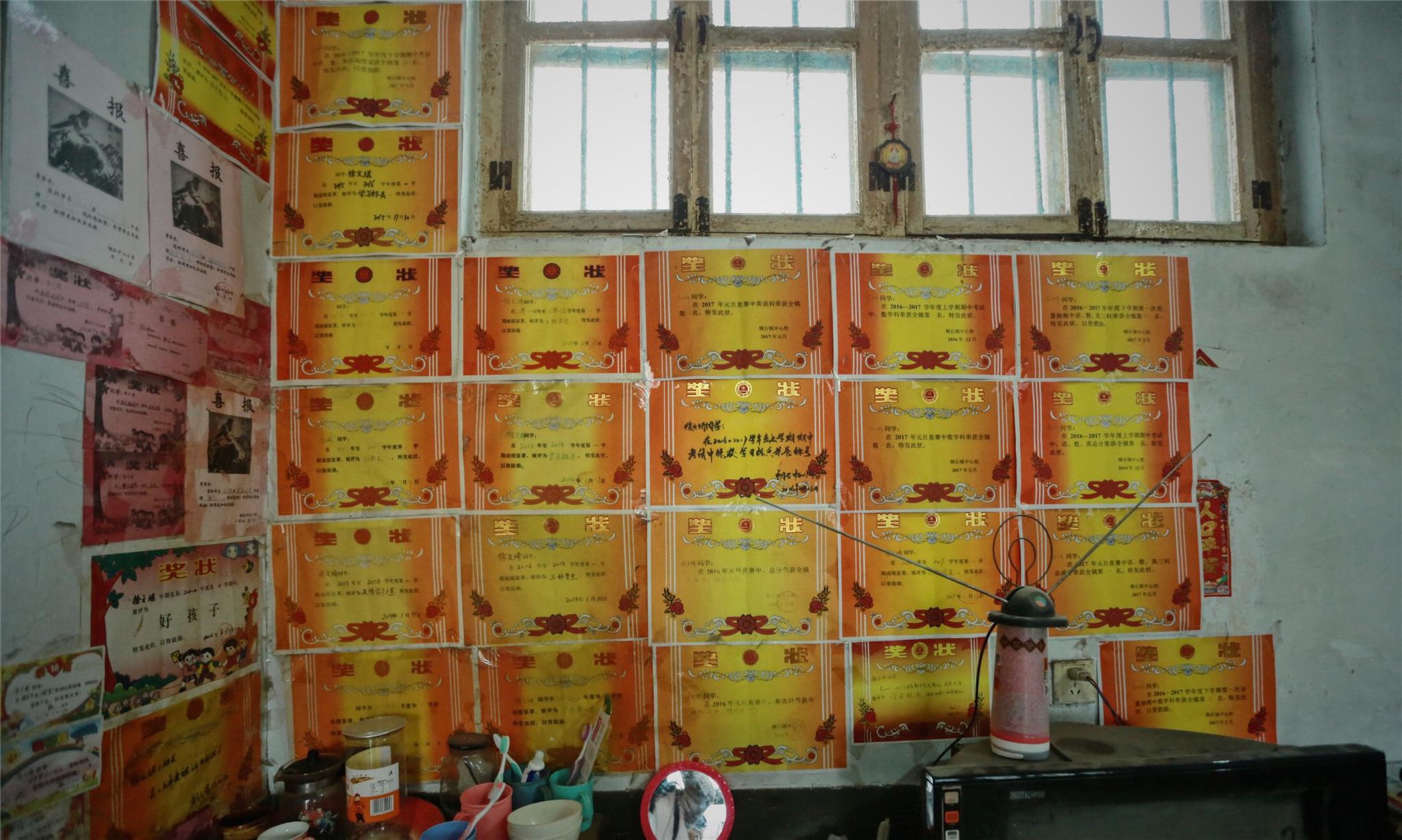 父亲为养家受重伤瘫痪,2个学霸女儿奖状贴满墙:成为爸爸的骄傲|重伤