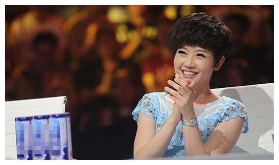 因为寇乃馨是大学的校花,所以追求者不少,她曾经和一个叫常立欣的制片