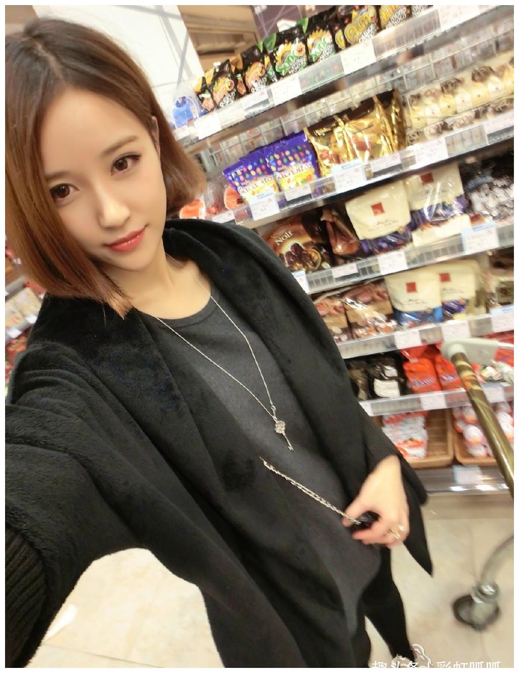 反过来看看王思聪,投资熊猫直播亏了好几个亿,事业上远不及雪梨成功.