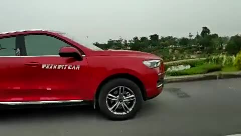 视频：骚红哈弗F5来袭，瞬间怦然心动。