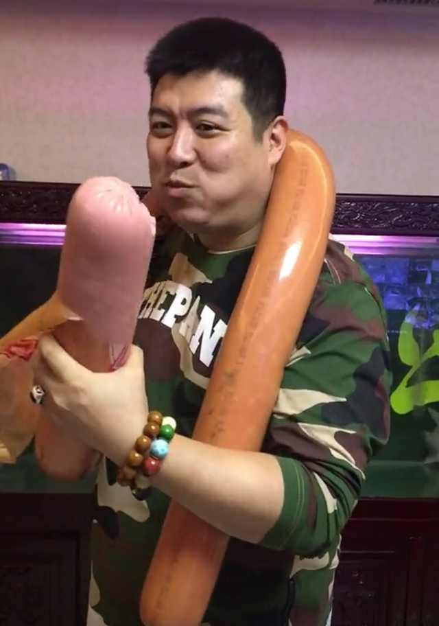 小伙子给大家展现"巨无霸"火腿肠!网友:什么时候能吃完?