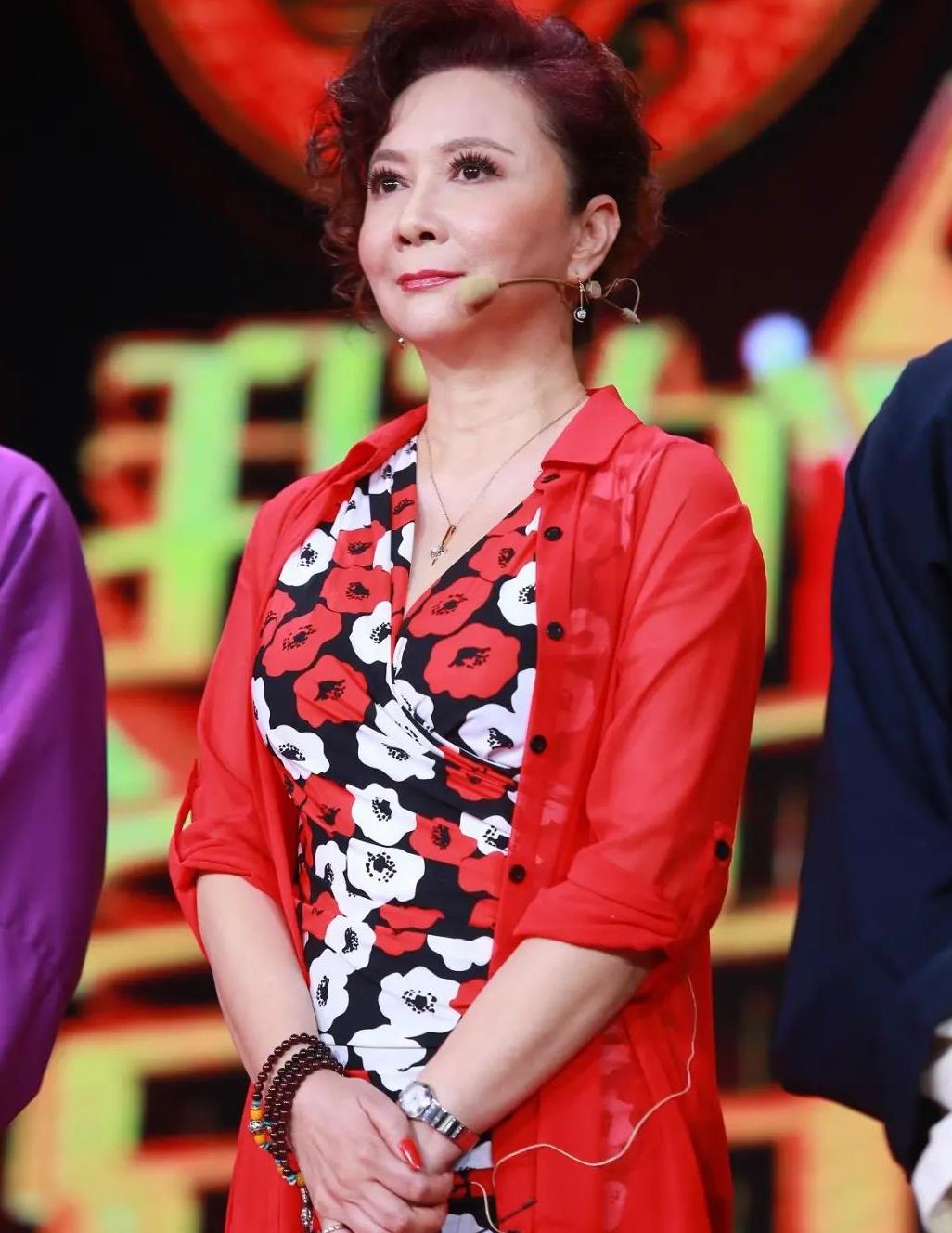 蔡明终于低调一回,简约衬衫搭休闲牛仔裤,大气又减龄_高清图集_新浪网