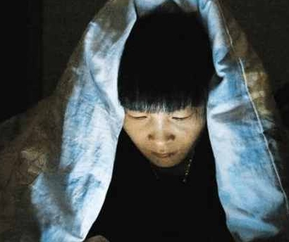 孩子躲被窝玩手机, 爸妈怒摔手机, 不料儿子让夫妻没话说休闲区蓝鸢梦想 - Www.slyday.coM 孩子躲被窝玩手机, 爸妈怒摔手机, 不料儿子让夫妻没话说休闲区蓝鸢梦想 - Www.slyday.coM