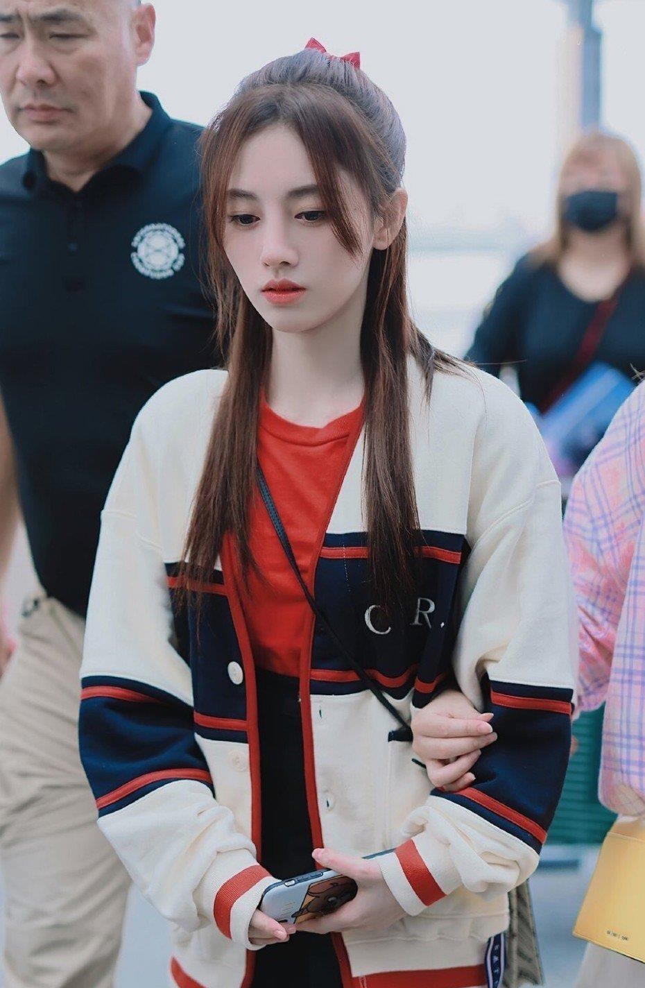 鞠婧祎越来越嫩,穿拼接外套配短裙,绑"公主头"美回16岁