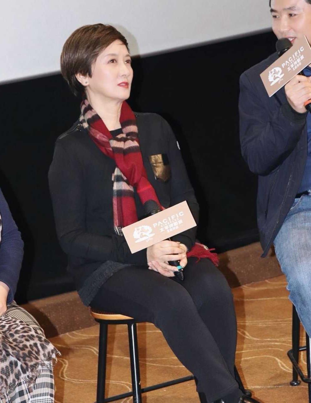 邓婕衣服品味在线穿一袭黑色上衣低调之中不乏时尚感漂亮大气