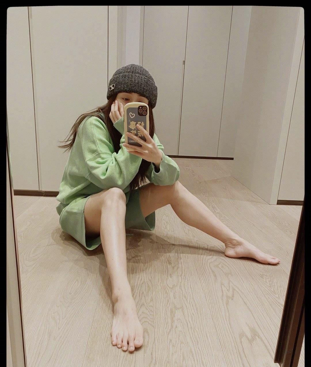 刘芸清爽写真波点雪纺上衣配破洞牛仔裤蹲地上喝奶茶俏皮可爱