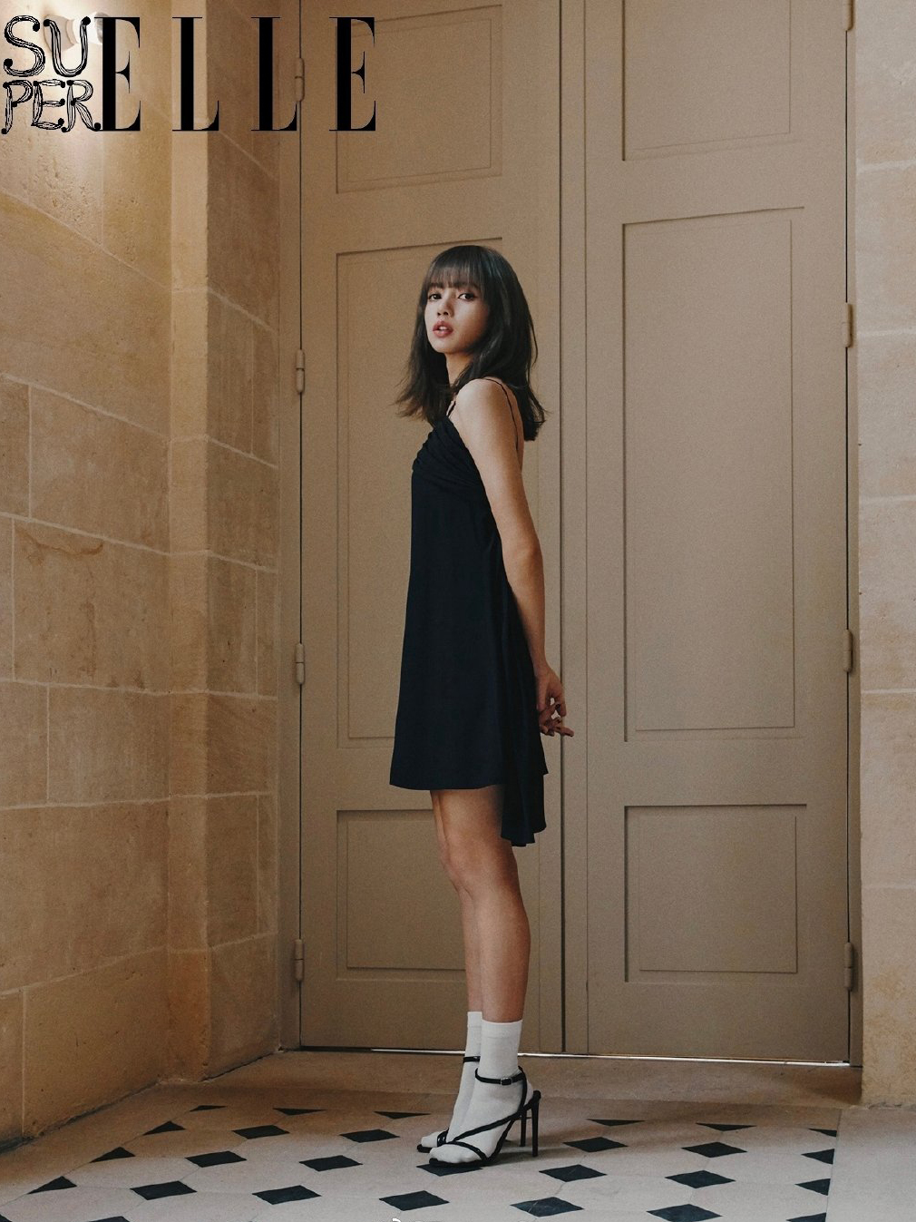 lisa新造型上线同样搭配皮靴风格相差这么大