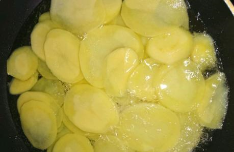 自己在家也能做好吃的薯片了，成本还不到2元钱，比超市卖的还香休闲区蓝鸢梦想 - Www.slyday.coM