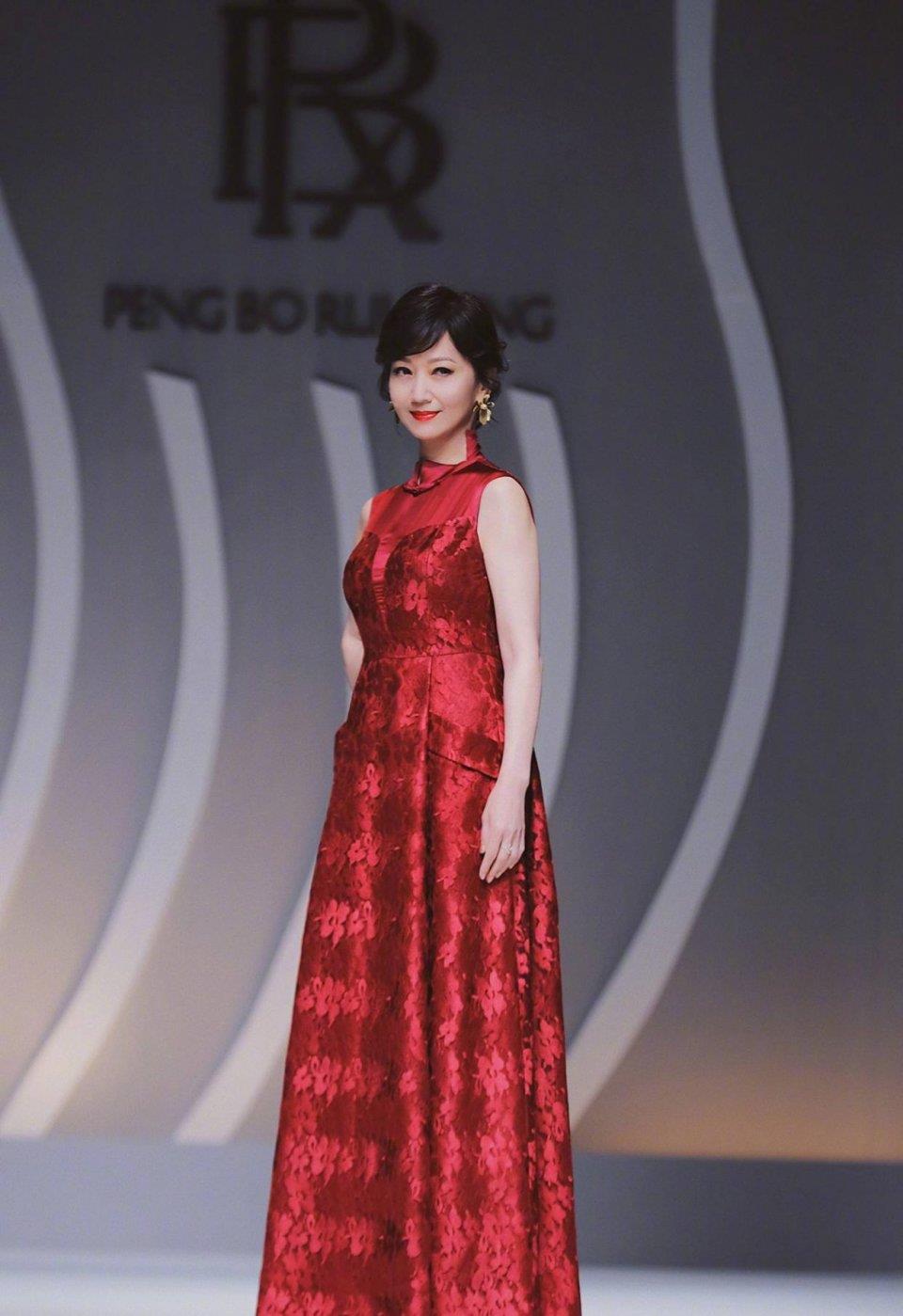 赵雅芝真会穿一袭中国红旗袍惊艳众人67岁又美成全场焦点