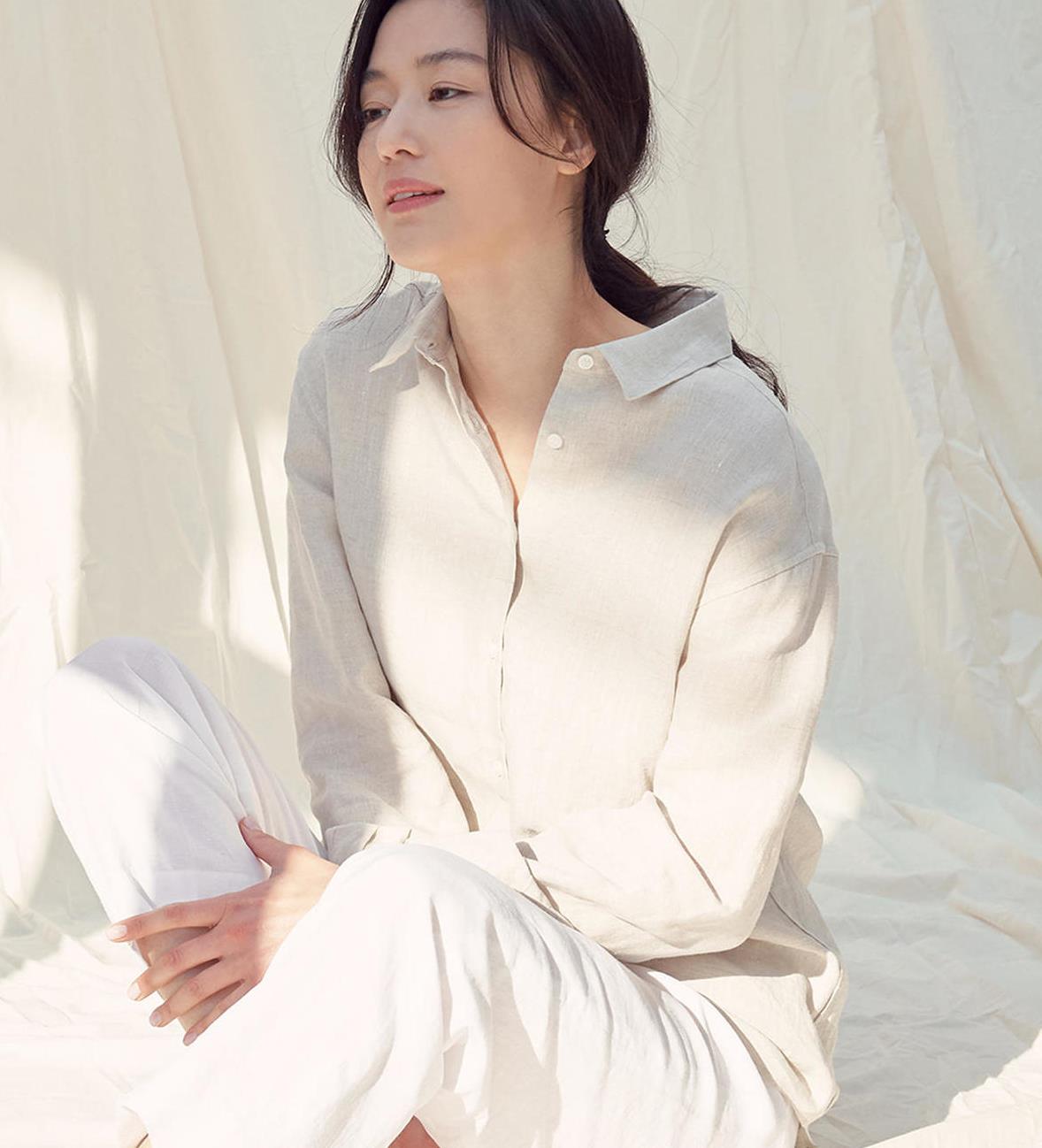 全智贤气质不得不服素色衬衫配白色直筒裤给穿搭做减法更高级