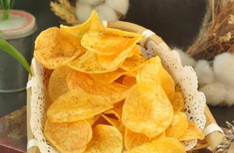 自己在家也能做好吃的薯片了，成本还不到2元钱，比超市卖的还香休闲区蓝鸢梦想 - Www.slyday.coM