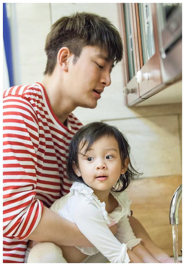 甜馨近照擦口红涂眼影引网友热议:贾乃亮管管吧