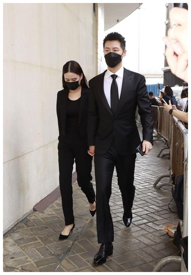 赌王出殡她化大浓妆,老公穿内增高也像跟班|何超云|赌王|奚梦瑶_新浪